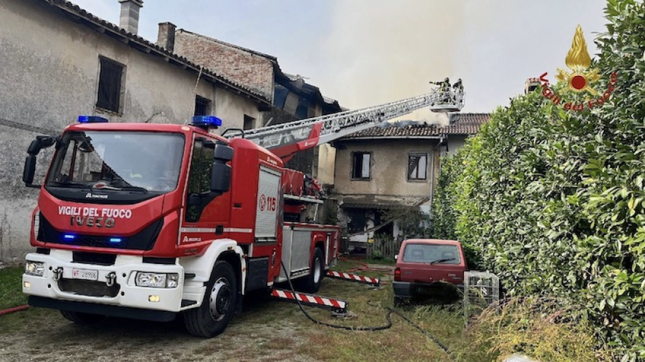 Cameri, incendio al tetto di una cascina