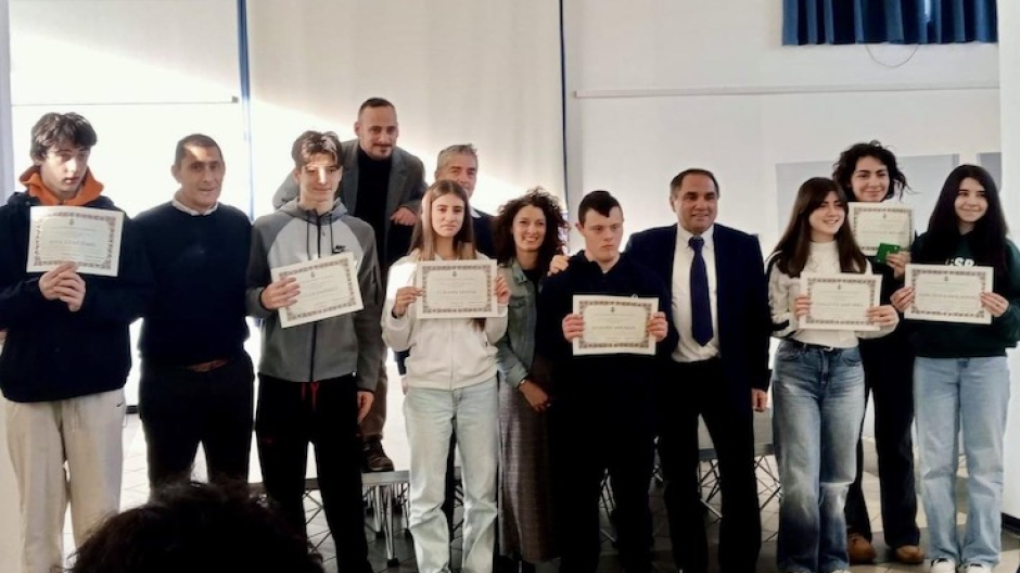 Castelletto Ticino, consegnate le borse di studio per la Secondaria di Primo Grado