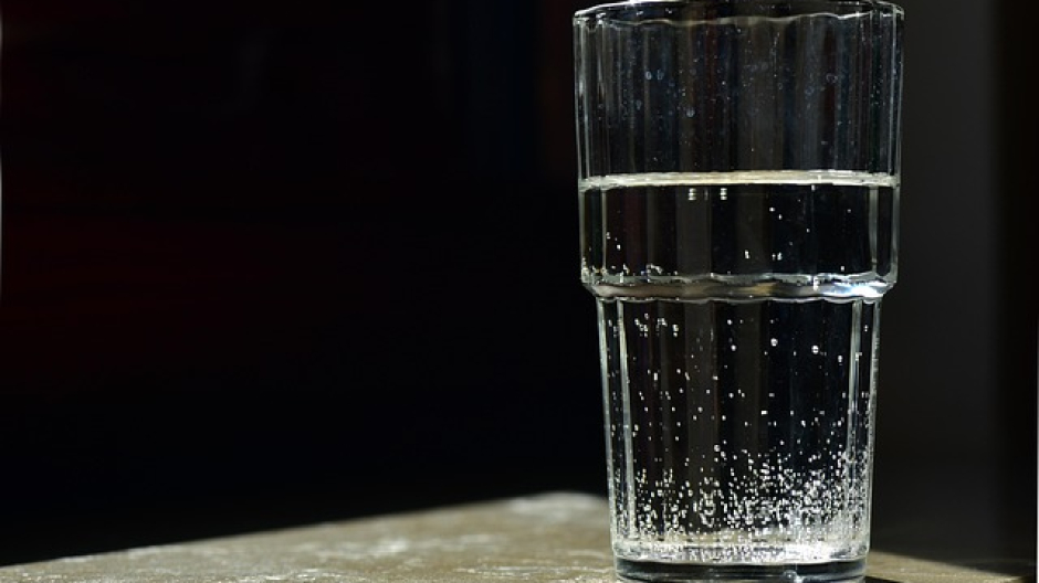 Beve inavvertitamente sostanza acida e finisce all'ospedale