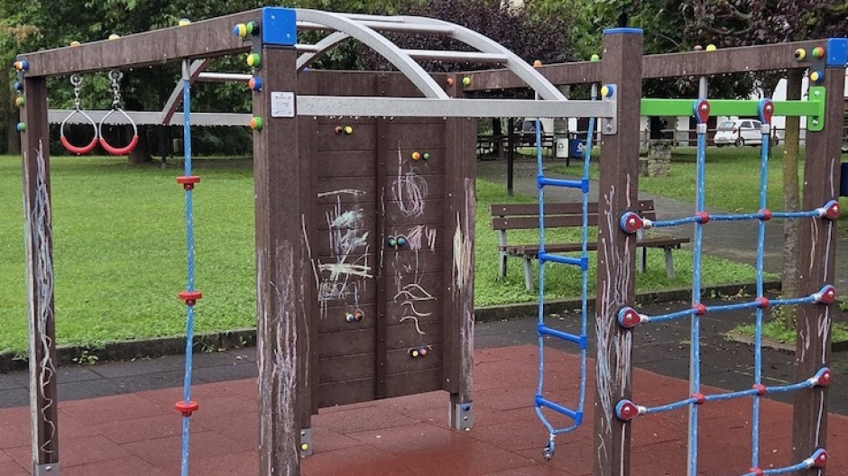 Paruzzaro, imbrattati i giochi del parco
