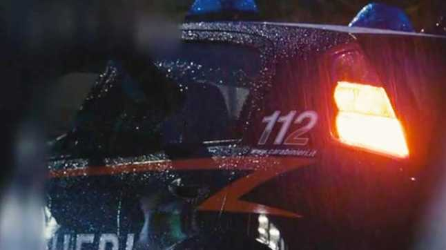 Cerca l'ex convivente e spara all'auto della donna, che riesce a nascondersi in casa col figlio. Arrestato