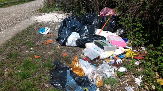  Armeno, rifiuti abbandonati al Buco della rusa: la segnalazione di un lettore. Foto