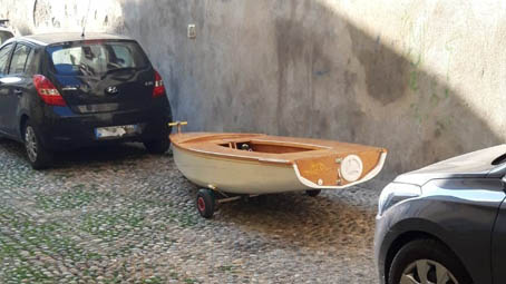 Piccola barca parcheggiata in centro storico