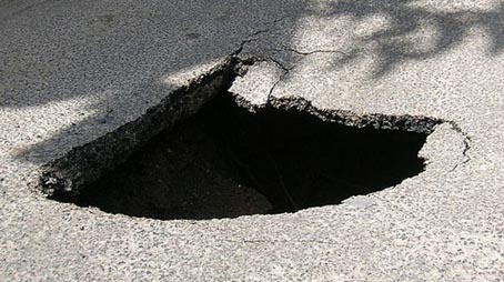 Buca sulla SS32, auto danneggiata