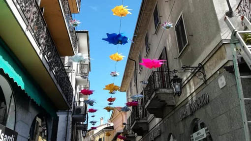 Arona, tante girandole colorate in centro