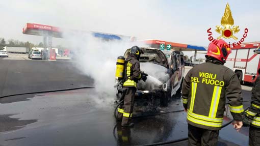 Furgone in fiamme in un'area di servizio sulla A4. Foto