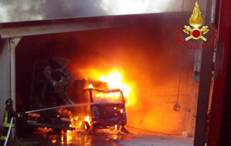 Oleggio, in fiamme due betoniere