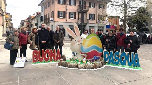 Pasqua, a Borgomanero gli auguri in piazza