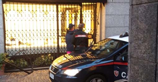 Arona, spaccata in un negozio di ottica del centro. Foto