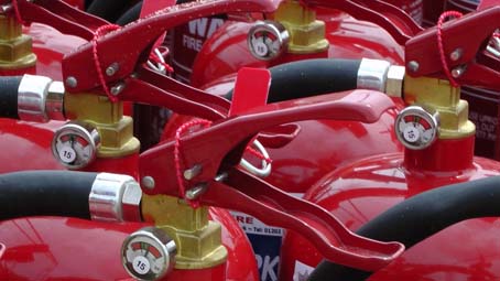 Ragazzini svuotano estintori, individuati da una guardia giurata