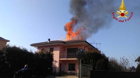 Castelletto Ticino: in fiamme il tetto di un'abitazione