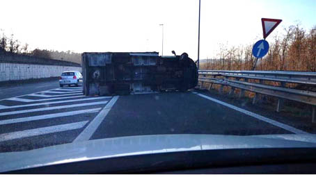 Castelletto Ticino: si ribalta camion in autostrada, morto l'autista