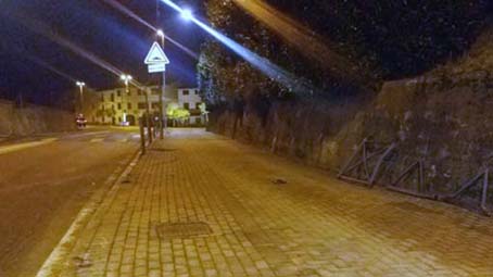 Auto esce di strada: divelta ringhiera del marciapiede
