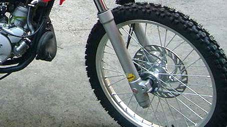 Cade dalla moto sulla sp13 a Grignasco