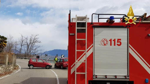 Lesa, donna accusa malore al volante e si scontra con un altro mezzo: è grave
