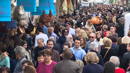 Borgomanero, domenica il mercato degli ambulanti di Forte dei Marmi