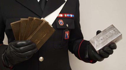 Tenta di liberarsi di 1kg di hashish lanciandolo dal finestrino, arrestato