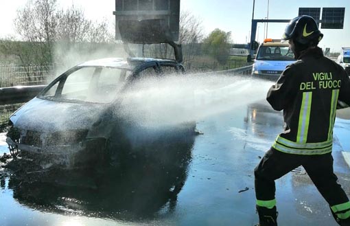 Auto a gpl in fiamme in autostrada