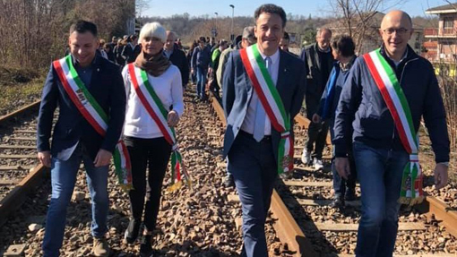In tanti alla camminata sui binari per la riapertura della Santhià-Arona. Fotogallery