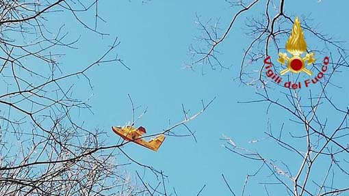 Incendio fra Gozzano e Invorio: video del canadair in azione