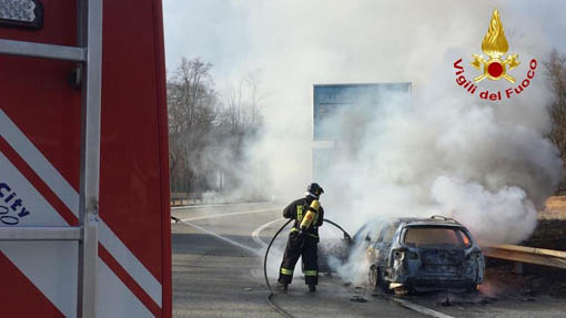 Castelletto Ticino, auto in fiamme all'uscita dell'autostrada. Foto