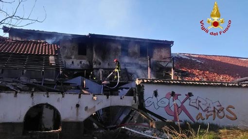 Cerano, incendio in una ex discoteca: crollato parte del tetto