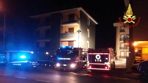 Tre mezzi in fiamme in un cortile di corso Risorgimento