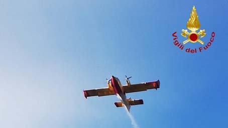 Canadair per spegnere l'incendio fra Gozzano e Invorio