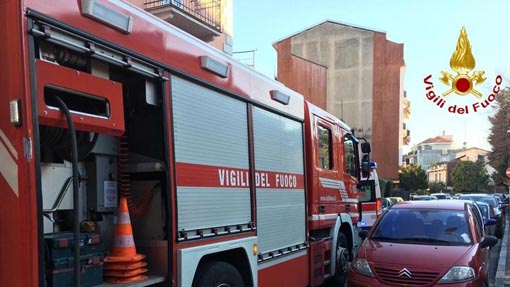 Incendio sul pianerottolo esterno di un condominio di via Torelli