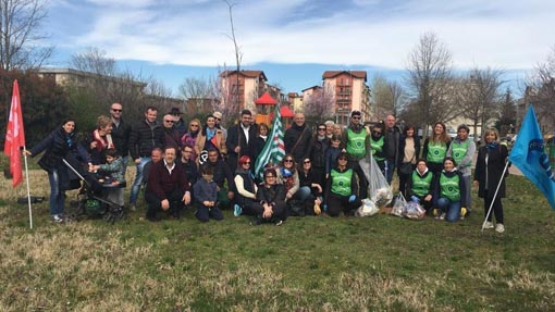 Piantumati sette tigli nel parco di via Pianca