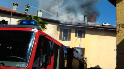 Revislate, in fiamme il tetto di un'abitazione. Foto