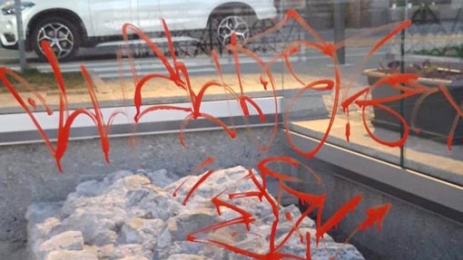 Imbrattate le barriere di protezione della torre Canziana