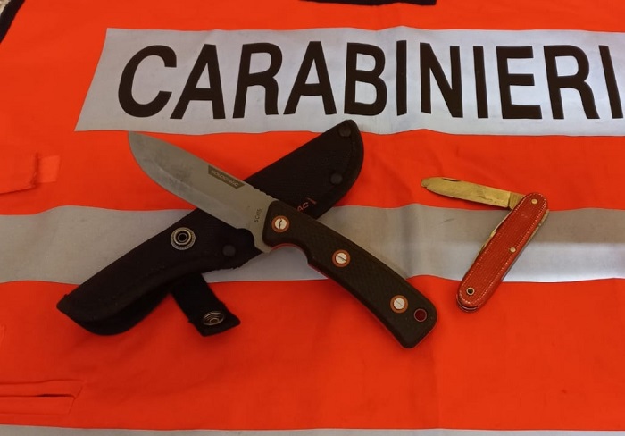 Novarese fermato in Valsesia con un'auto rubata e coltelli a serramanico