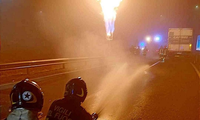 Scontro tra due camion tra Vercelli e Novara, uno va a fuoco