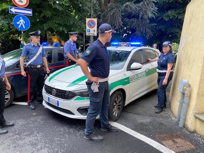 Multato dai vigili urbani decide di danneggiare l'auto di servizio: denunciato