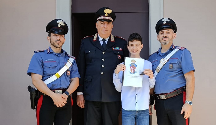 Figlio dell'appuntato dei carabinieri prepara tesina di terza media sull'Arma