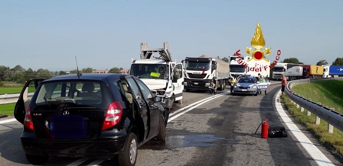 Si schianta contro un furgone, 78enne di Novara morta a Borgo Vercelli