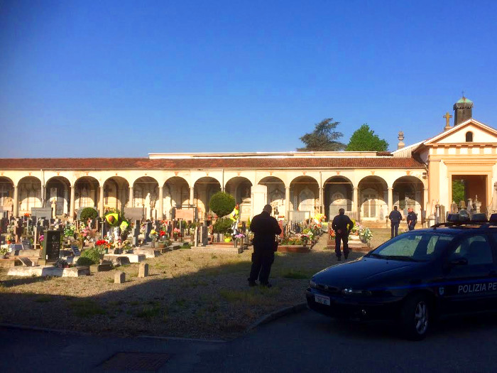 Cantieristi e detenuti all'opera al cimitero urbano