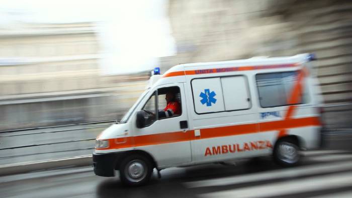 Bambino di 5 anni rischia di annegare in piscina: portato in codice rosso in ospedale a Torino