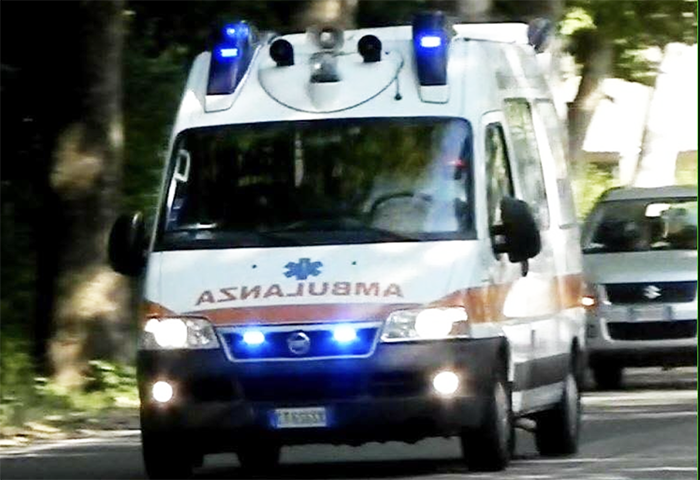 Scontro sul ponte del Ticino tra un'auto ed una moto, grave il centauro
