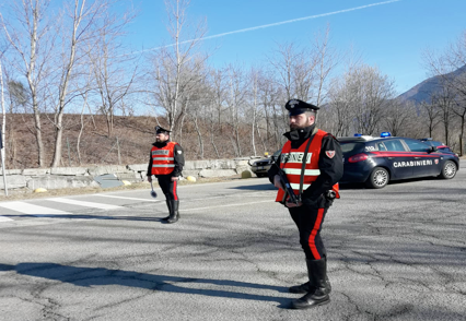 Novarese scappa zigzagando con l'auto, poi rifiuta l’alcoltest, riprende col telefonino e aggredisce i carabinieri. Arrestato
