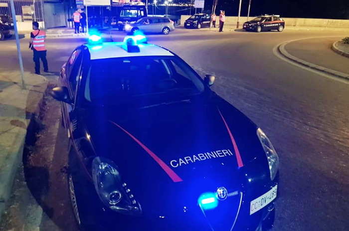 Auto esce di strada e finisce nel cortile di una casa, tre feriti