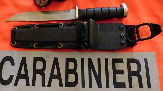 Borgosesia, borgomanerese trovato con un coltello e marijuana