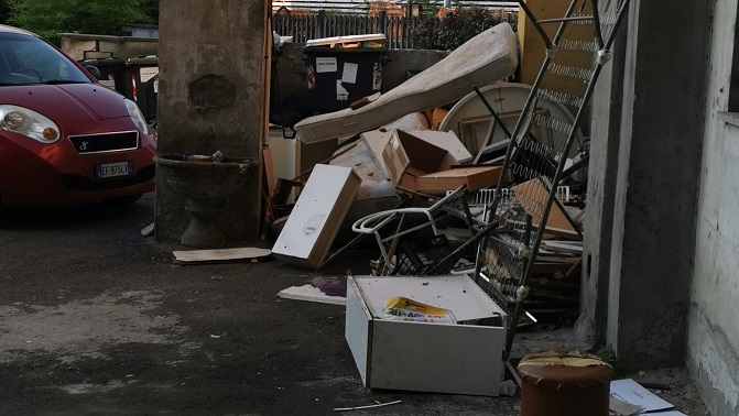 Operazione anti degrado in un palazzo di corso Milano: la fotogallery