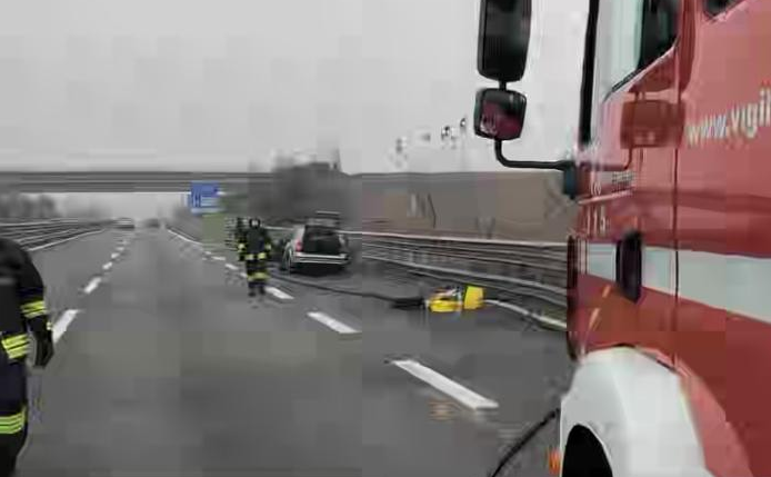 Incendio di un'auto alimentata a Gpl, intervento dei vigili del fuoco