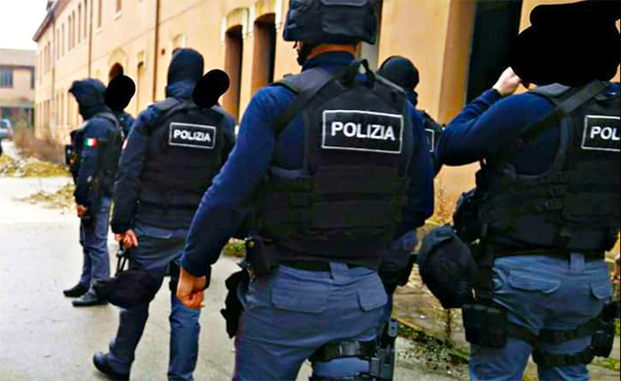 I 169 anni della Polizia di Stato: Mattarella conferisce alla bandiera la medaglia d'oro al merito civile 
