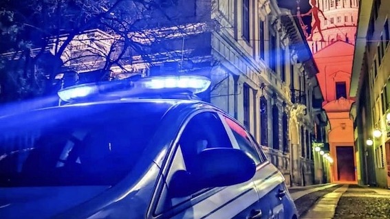 Tenta sottrazione arma a un poliziotto e resistenza a pubblico ufficiale: arrestato