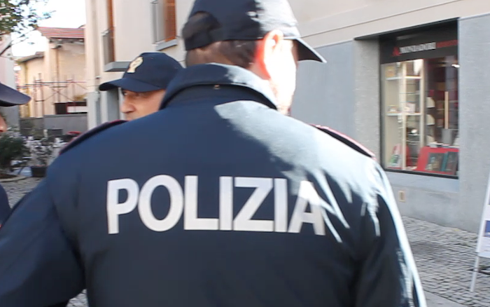 Poliziotto fuori dal servizio recupera l'oro rubato ad un anziano 