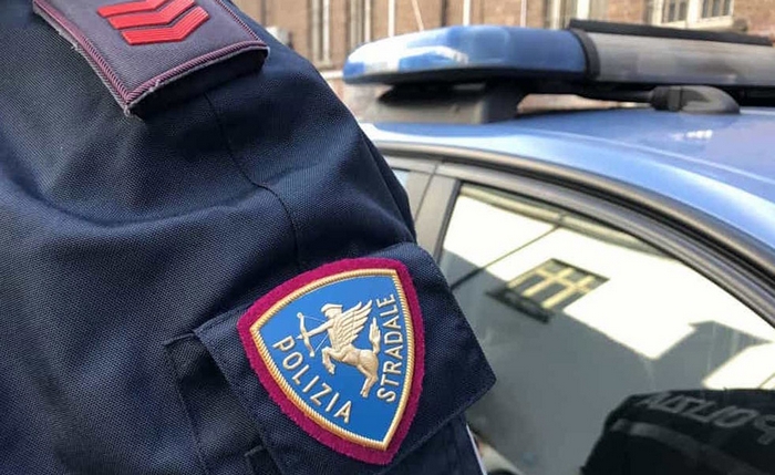 Sessantenne in stato confusionale s’avventura a piedi sui binari e si blocca in galleria