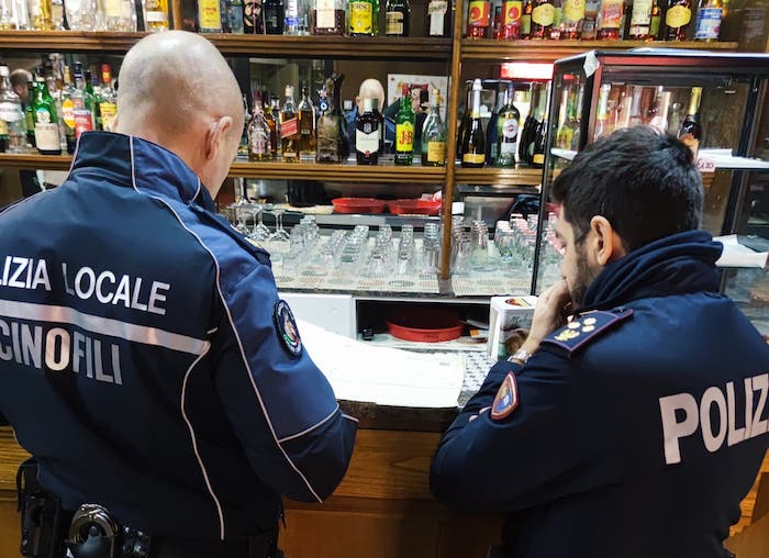 Stretta della Polizia su locali pubblici e sale gioco: 2 sanzioni, marocchino espulso